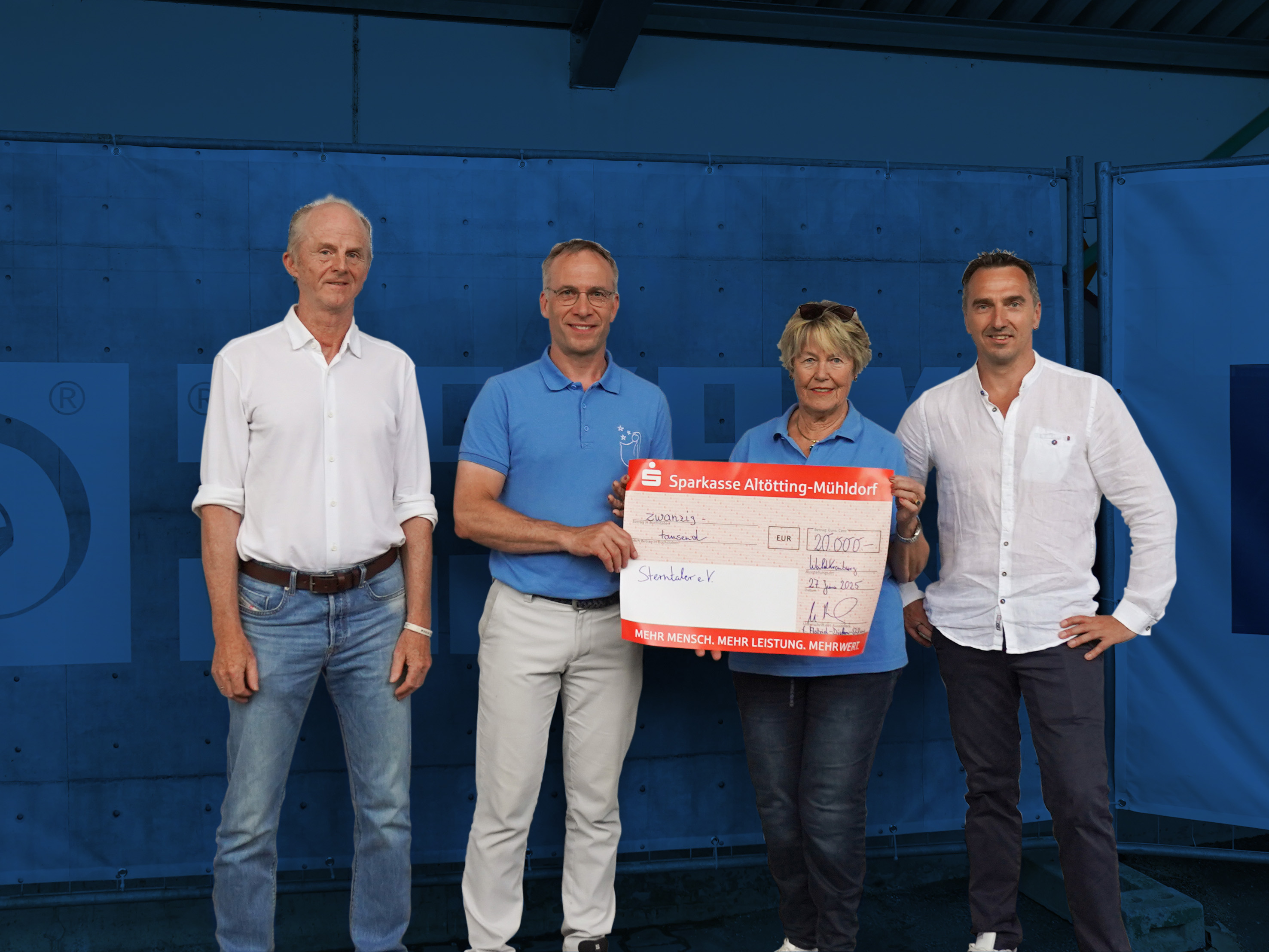 v.l.n.r.: Wolfgang Baierlein (Astrid Dickow-Stiftung), Robert Pötzsch (Sterntaler e.V. und amtierender Bürgermeiste Waldkraiburg), Eva Köhr (Sterntaler e.V.), Alexander Hammer (Geschäftsführer Dickow Pumpen GmbH)